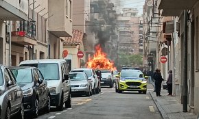 Ensurt per l’incendi d’una furgoneta aparcada al barri de l’Eixample