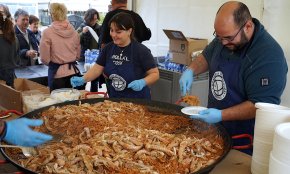 Matí amb bon temps per gaudir dels fideus amb galeres de la Confraria de Pescadors