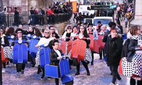 15 comparses amb prop de 1.800 participants protagonitzen una lluïda rua de Carnaval