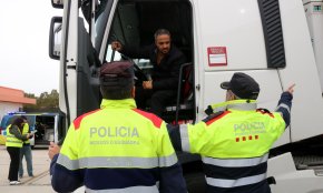 Els Mossos intensifiquen els controls a vehicles pesants a l'AP-7 per millorar la seguretat viària i prevenir accidents
