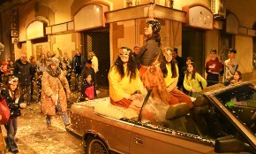 La Reina del Carnaval agafa el comandament d'un Cambrils «en funcions» i engega un efímer regnat de la disbauxa (conté galeria fotogràfica)