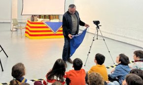 El periodista Josep Capella explica els orígens de l'Agrupament Escolta Gent de Mar als nens i nenes de l'entitat