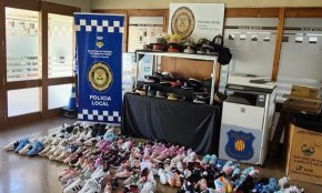 Decomissen gairebé 1.600 objectes falsificats al 'top manta' a l'Hospitalet de l'Infant