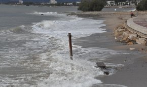 La platja de la riera d'Alforja desapareix sota l'efecte de la llevantada