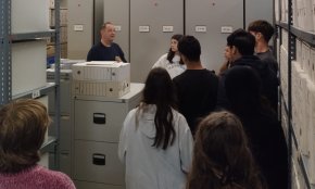 L'alumnat del cicle d'Administració i Gestió de l'institut Ramon Berenguer IV visita l'Arxiu Municipal