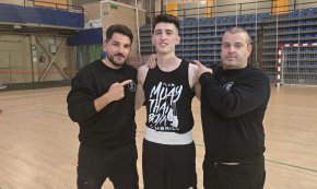 El boxejador del Club Muay Thai i Boxa Cambrils Óscar Bonillo debuta en victòria en categoria Élite
