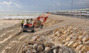 En marxa les obres del nou passeig damunt l'escullera que separa la platja del Regueral i el moll