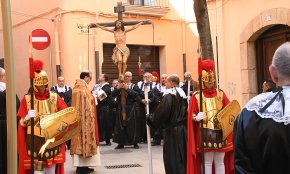Els carrers del Barri Antic acullen el viacrucis del Divendres Sant (CONTÉ GALERIA FOTOGRÀFICA)