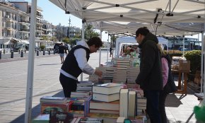 Tot llest al passeig Miramar per una nova diada de Sant Jordi