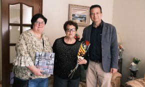 L'alcalde i la regidora de Benestar Social participen en la campanya «Cap persona gran sense rosa»