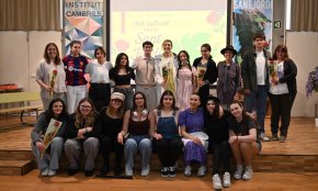 L'institut Cambrils viu una intensa matinal de sant Jordi amb teatre, activitats literàries i una kermesse de jocs populars (Conté galeria)