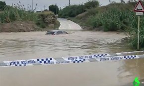 Un vehicle queda atrapat a la riera de Maspujols per l'aiguat