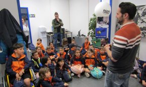 Una cinquantena d’alumnes de 3r de l'escola Guillem Fortuny fan un taller a Ràdio Cambrils