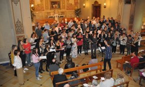 Una vuitantena de cantaires protagonitzen l'emotiu concert del 50è aniversari de la Coral Verge del Camí