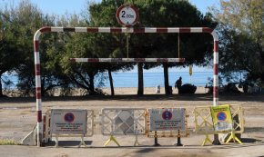 El pàrquing a la desembocadura de la riera d'Alforja, clausurat definitivament