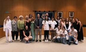 Un grup d'estudiants francesos en pràctiques a centres de dia i residències de Cambrils visiten l'Ajuntament