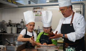 Dos petits «cuiners per un dia» amb la gastronomia a les venes (Conté galeria)