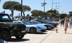 Els vehicles del club Cars and Business s'aturen a Cambrils dins la seva ruta per Catalunya