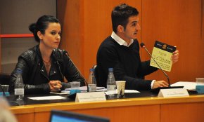 Ciutadans mostra al ple una de les plaques de l'U d'Octubre sostretes al CDR