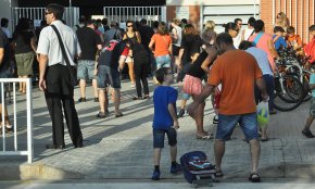 El ple es posiciona contra el nou Decret que preveu apartar les AMPES de la gestió del servei de menjador