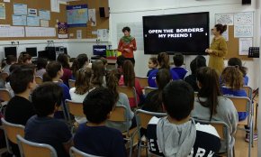 Alumnes de l'escola Joan Ardèvol es posen a la pell de les persones refugiades amb el taller «Jo refugiat»