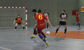 El Mediterrani arrenca un empat a Agramunt amb xou arbitral inclòs