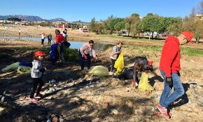 El col·legi Cardenal Vidal i Barraquer participa en una campanya de recollida de residus a la platja de la Riera d'Alforja