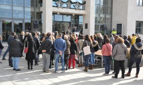 Treballadors de Benestar Social de l'Ajuntament se concentren contra l'agressió patida per una companya a Salt