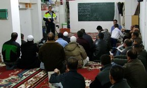 Els Mossos d'Esquadra s'acosten a la comunitat musulmana de Cambrils