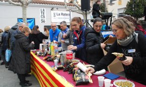 El vermut solidari de la Penya Barça i la Penya Blanc i Blava recull 900 euros per La Marató de TV3
