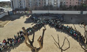 L'alumnat del col·legi Cardenal Vidal i Barraquer fa la silueta del llaç de la lluita contra el càncer