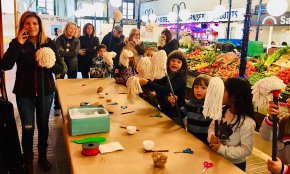 La canalla construeix un ren ben simpàtic en un nou taller familiar al Mercat Municipal de la Vila