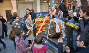 Cagada popular del Tió pels carrers i places cambrilencs