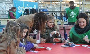 La plaça del Pòsit s'omple de tallers per jugar i per aprendre per a la canalla