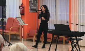 (CONTÉ VÍDEO) Irene Colmenero, de La Voz Kids, fa un concert a la residència Baix Camp