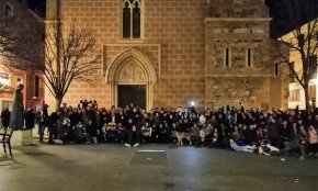 Cada cop més gent a les places de les esglésies cambrilenques per les campanades de cap d'any