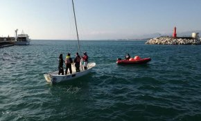 Una desena d'alumnes participen en un curs de monitor de vela al Club Nàutic