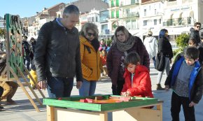 Un laberint de gran format i jocs de fusta i d'habilitats al passeig Miramar