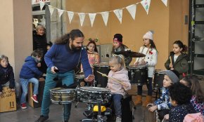 Tallers creatius a la plaça de la Vila en la darrera jornada de «Juguem per Nadal»