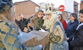 Els Reis Mags d'Orient reparteixen un miler de paquets en mà als xiquets i xiquetes cambrilencs