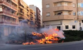 Un incendi crema la vegetació d'una rotonda del carrer del Molí d'Avall