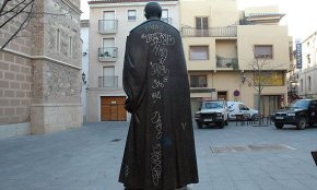 Embruten amb pintura l'escultura del Cardenal Vidal i Barraquer i el mobiliari urbà de la plaça de l'Església