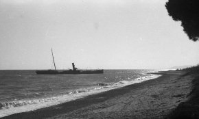 El vaixell que va embarrancar a la platja de l'Ardiaca durant la Guerra Civil