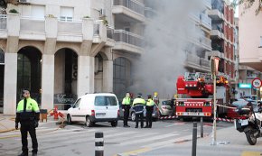 Un incendi al pub Werther obliga a desallotjar els veïns de tres blocs de pisos
