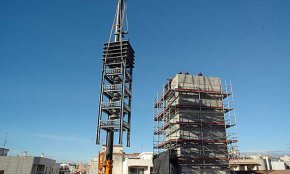 La torre metàl·lica amb les quatre campanes ja s'ha col·locat dalt del campanar de l'Església de Sant Pere
