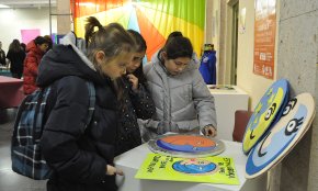S'inaugura la mostra «Estima, abraça i riu» dels 20 anys d'història de l'Esplai Quart Creixent