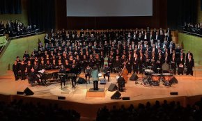 El Cor Les Veus del Casal de la Gent Gran actua al musical «Passeig musical per la llegenda del Compte Arnau», a l'Auditori de Barcelona