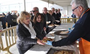 Se serveixen prop de 400 racions de galeres amb calçots