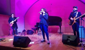 La cantautora Paula Valls presenta el seu darrer treball «I Am» a la Cripta 