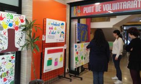 El Racó Viu del Voluntariat del centre Les Basses estrena una exposició de quadres pintats per alumnes de primària